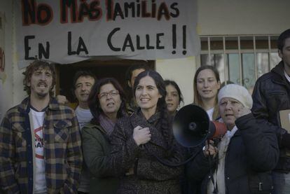 Sílvia Pérez Cruz, en el centro, en una imagen de 'Cerca de tu casa'.