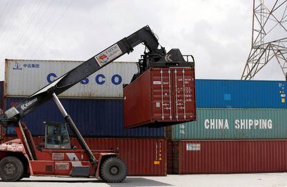 Contenedores de China Shipping y Cosco en un puerto de Vietnam.