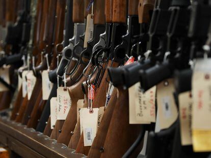 Unos rifles en una tienda de armas en Manassas, en Virginia.
