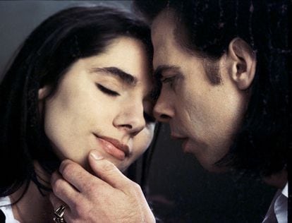 Portrait of Australian singer-songwriter Nick Cave and English singer-songwriter PJ Harvey to promote their duet 'Henry Lee' from the album 'Murder Ballads', United Kingdom, 1995. (Photo by Dave Tonge/Getty Images)