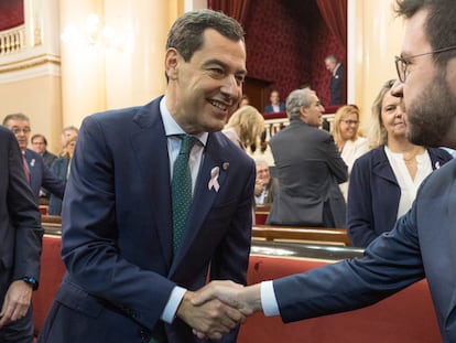 El presidente de Andalucía, Juan Manuel Moreno Bonilla, saluda al presidente de Cataluña, Pere Aragonés, en el Senado.