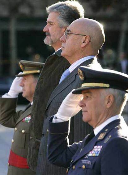 Acto de izada de bandera en la Plaza de Colón de Madrid, en el XVIII aniversario de la Carta Magna.