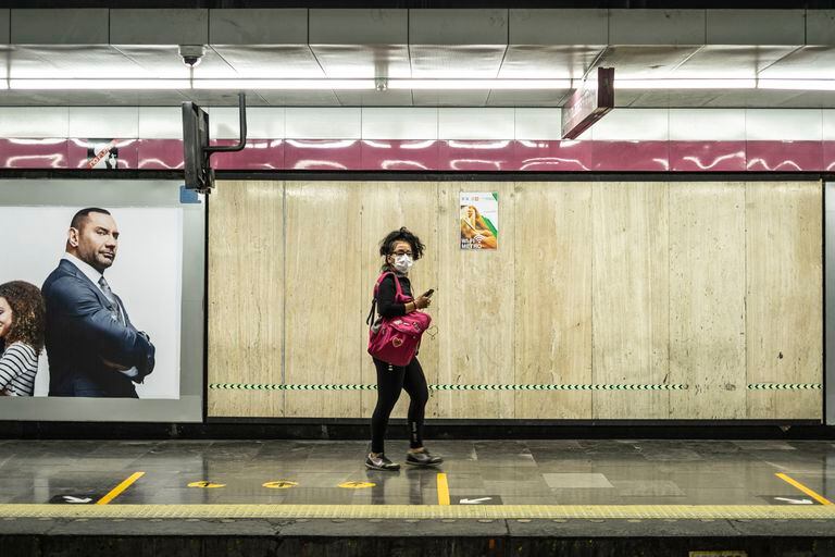 Una mujer usa una mascarilla en una estación del Metro de Ciudad de México.