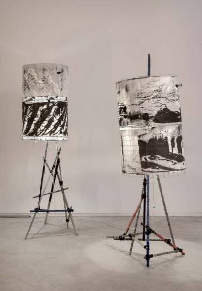Los tubos de malla metálicos recubiertos de papel pintado de Michael Beutler nos recuerdan al 'arte povera' y al expresionismo. |