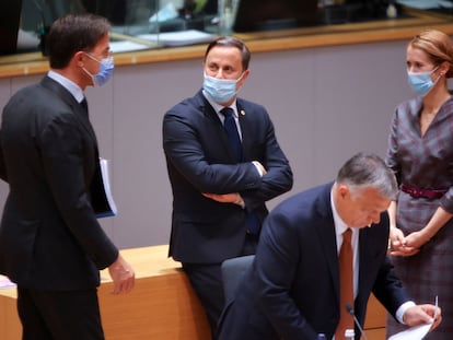 Desde la izquierda, los primeros ministros de Países, Bajos, Mark Rutte; Luxemburgo Xavier Bettel, y Estonia, Kaja Kallas, conversan este viernes al inicio del Consejo Europeo en Bruselas.