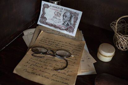 Gafas de Manuel de Falla y un billete de las antiguas 100 pesetas con su efigie en su carmen de Granada.