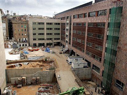El patio que unirá las facultades por las calles de las Ramelleres y Montalegre, con las obras casi acabadas.