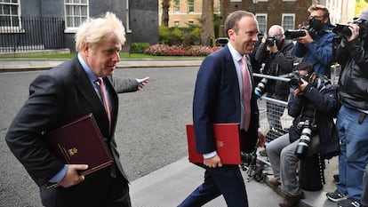 El primer ministro británico, Boris Johnson (a la izquierda), y el ministro de Sanidad, Matt Hancock, en Downing Street el 30 de septiembre de 2020.