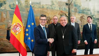 El ministro de la Presidencia, Félix Bolaños, estrecha la mano del nuncio apostólico en España, el arzobispo Bernardito Auza, el 29 de marzo en Madrid.