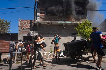 Vecinos del barrio Los Pumitas, en Rosario (Argentina), saquean la casa de un presunto narcotraficante, el pasado 6 de enero.