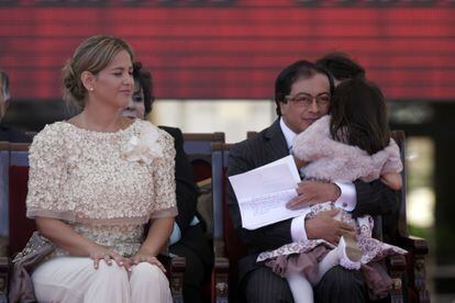 Gustavo Petro, acompañado de su esposa Verónica Alcocer y su hija Antonella, en 2012.
