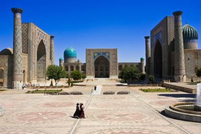 Las madrazas de Ulugh Beg (izquierda), Tilla Khari (centro) y Chir Dor (derecha), en la plaza del Registhan de Samarcanda