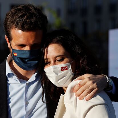 GRAF6427. MADRID, 17/04/2021.- La candidata a la presidencia de la Comunidad de Madrid, Isabel Díaz Ayuso, acompañada por el presidente del PP nacional, Pablo Casado, durante el acto de inicio de campaña que los populares celebran hoy sábado en la Plaza Salvador Dalí. EFE/Zipi.