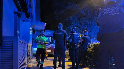 Varios agentes de policía y un sanitario en las inmediaciones de la calle del distrito de Villaverde donde ha fallecido la víctima.