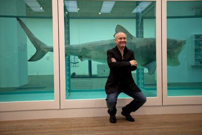 El artista Damien Hirst frente a una de sus obras más polémicas.