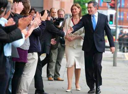 Gordon Brown y su esposa Sarah saludan a su llegada al Bridgewater Hall de Mánchester, en el Reino Unido.