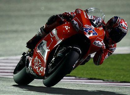 Casey Stoner, durante la carrera de ayer en Qatar.