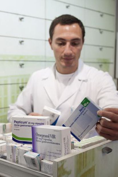 Un farmac&eacute;utico ordena en M&aacute;laga medicamentos de as subastas. 