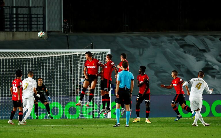Sergio Ramos marca de falta el segundo gol del Madrid ante el Mallorca.