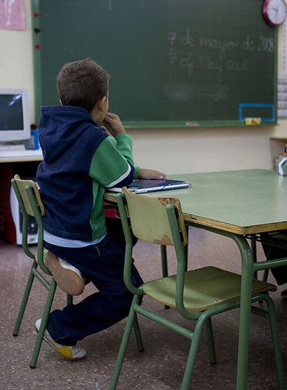 Un niño en una de las aulas casi vacías del colegio Virgen de la Peña Sacra, en Manzanares.