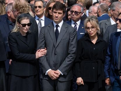 De izquierda a derecha, Eleonora Berlusconi, Barbara Berlusconi, Luigi Berlusconi, Marina Berlusconi y Pier Silvio Berlusconi, en el funeral de su padre en junio de 2023.