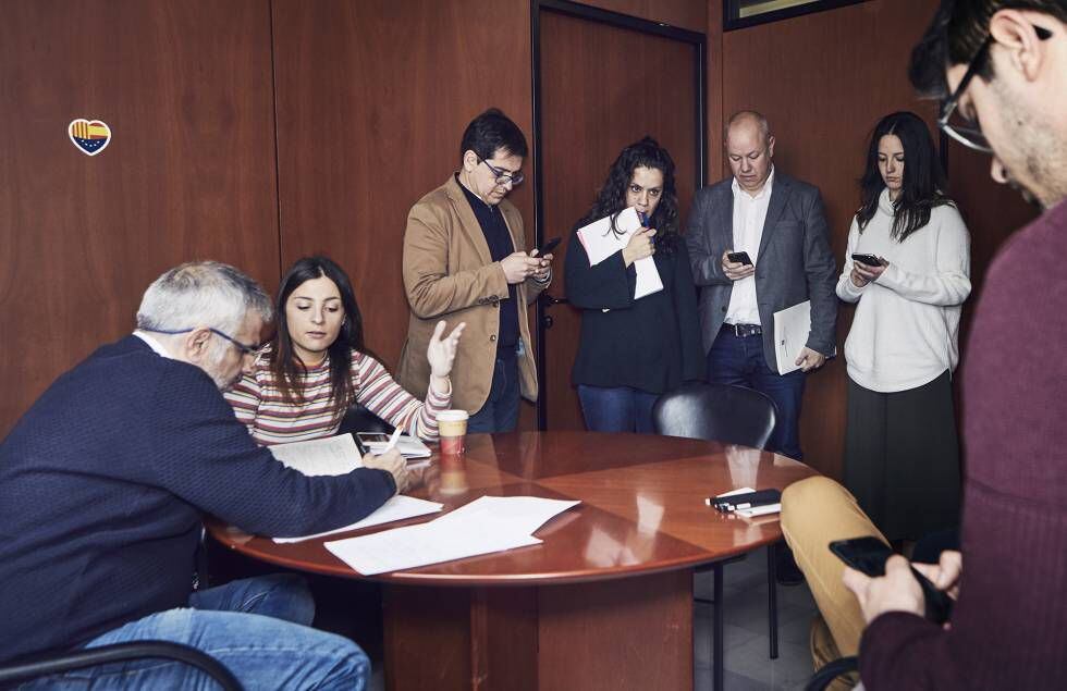 Reunión de diputados, asesores y periodistas del equipo de Arrimadas, en el Parlament de Cataluña.