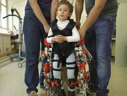 Investigadores españoles crean el primer exoesqueleto para niños con atrofia muscular espinal