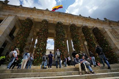 Gente sentada en las escalinatas del Congreso de Colombia, el 12 de agosto de 2022. 