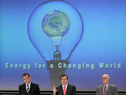 Durão Barroso (centro) y los comisarios de Energía, Andris Piebalgs (izquierda), y de Medio Ambiente, Stavros Dimas.