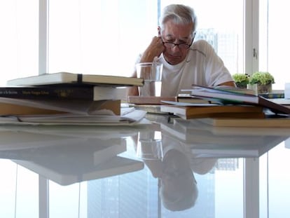 Vargas Llosa, en su casa de Nueva York, unos d&iacute;as despu&eacute;s de conocer que hab&iacute;a ganado el Nobel.