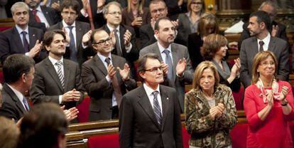 Los diputados de CiU aplauden a Artur Mas tras su elecci&oacute;n por el Parlamento de Catalu&ntilde;a. 