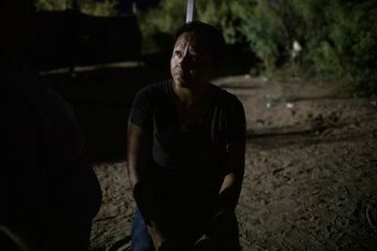 Las familias de los hombres atrapados bajo tierra no entienden por qué los buzos que han llegado desde Ciudad de México no actúan. Entre ellos comentan que son los mineros de la zona los que van a entrar a los túneles a buscarlos. 