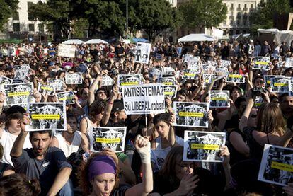 Indignados del 15-M durante la asamblea que celebraron ayer en la plaza de Catalunya.