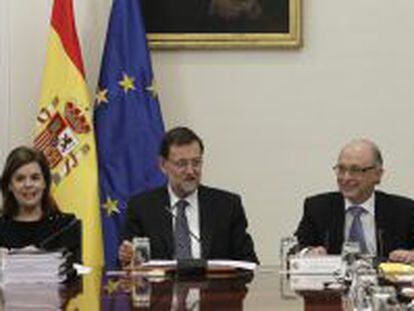 El jefe del Gobierno, Mariano Rajoy (c), el ministro de Hacienda y Administraciones P&uacute;blicas, Crist&oacute;bal Montoro (d), y la vicepresidenta del Ejecutivo, Soraya S&aacute;enz de Santamar&iacute;a (i), durante la reuni&oacute;n de la Comisi&oacute;n para la Reforma de las Administraciones P&uacute;blicas.