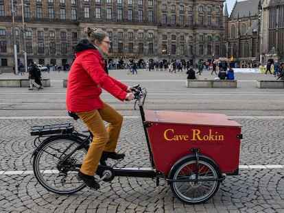 Una mujer maneja una bicicleta de reparto en Ámsterdam en 2019.