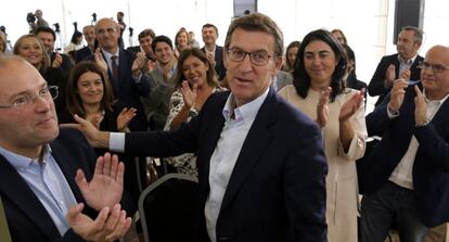 El presidente de la Xunta de Galicia, Alberto Núñez Feijóo (c), recibe el lunes las felicitaciones de los dirigendes del PP, antes del comité de dirección del partido en Galicia, donde ha exigido que el mensaje de las urnas sea entendido "por los responsables de la situación de bloqueo, de colapso, de la política española". Ha confiado en que Galicia pueda ser “una solución para España”.