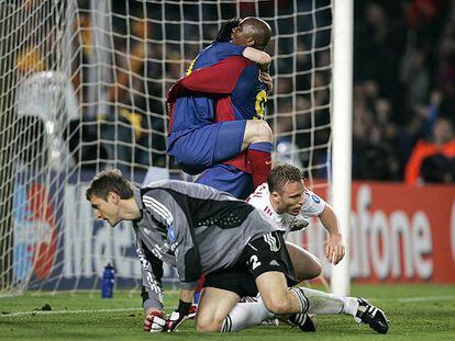 Messi y Eto&#39;o celebran el tercer gol del Barcelona con Butt y Lell tirados en el césped.