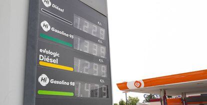 Panel informativo de precios de los combustibles en una gasolinera de Madrid.