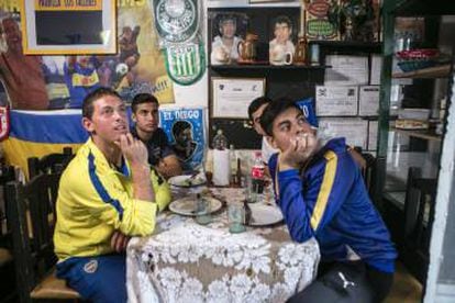 Marcelo, Gonzalo, Emiliano y Martín hacen la previa en la parrilla de Rosario.