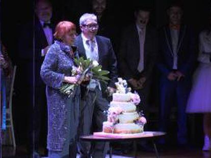 Joan Pera celebra los 50 años de casados con su mujer, durante la representación de 'El para de la núvia' en el Teatre Condal.