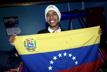 Adrián Solano, con una bandera de Venezuela, en el Mundial de Esquí de Lahti.