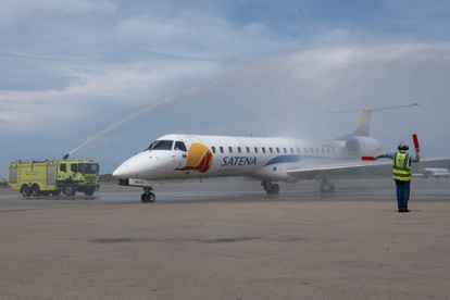 Un avión de Satena llega al aeropuerto Simón Bolívar en Maiquetía (Venezuela), el 9 de noviembre de 2022.