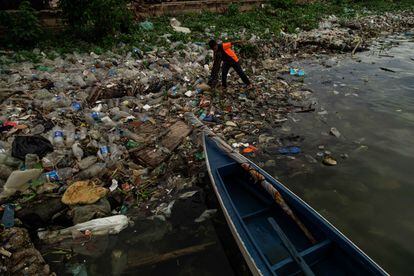 Un niño camina sobre plástico asentado a orillas del río Maracaibo, en Venezuela. Cada semana llegan toneladas de desechos a este lago, el más grande de Latinoamérica.

