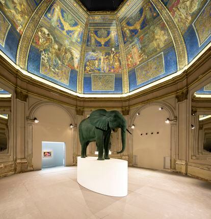 'Elephant' (1987), de Katharina Frisch, en el pabellón central de los Giardini de Venecia.