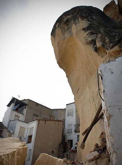 Lugar desde donde se desprendió la roca que destruyó varias viviendas en Chiclana de Segura (Jaén).