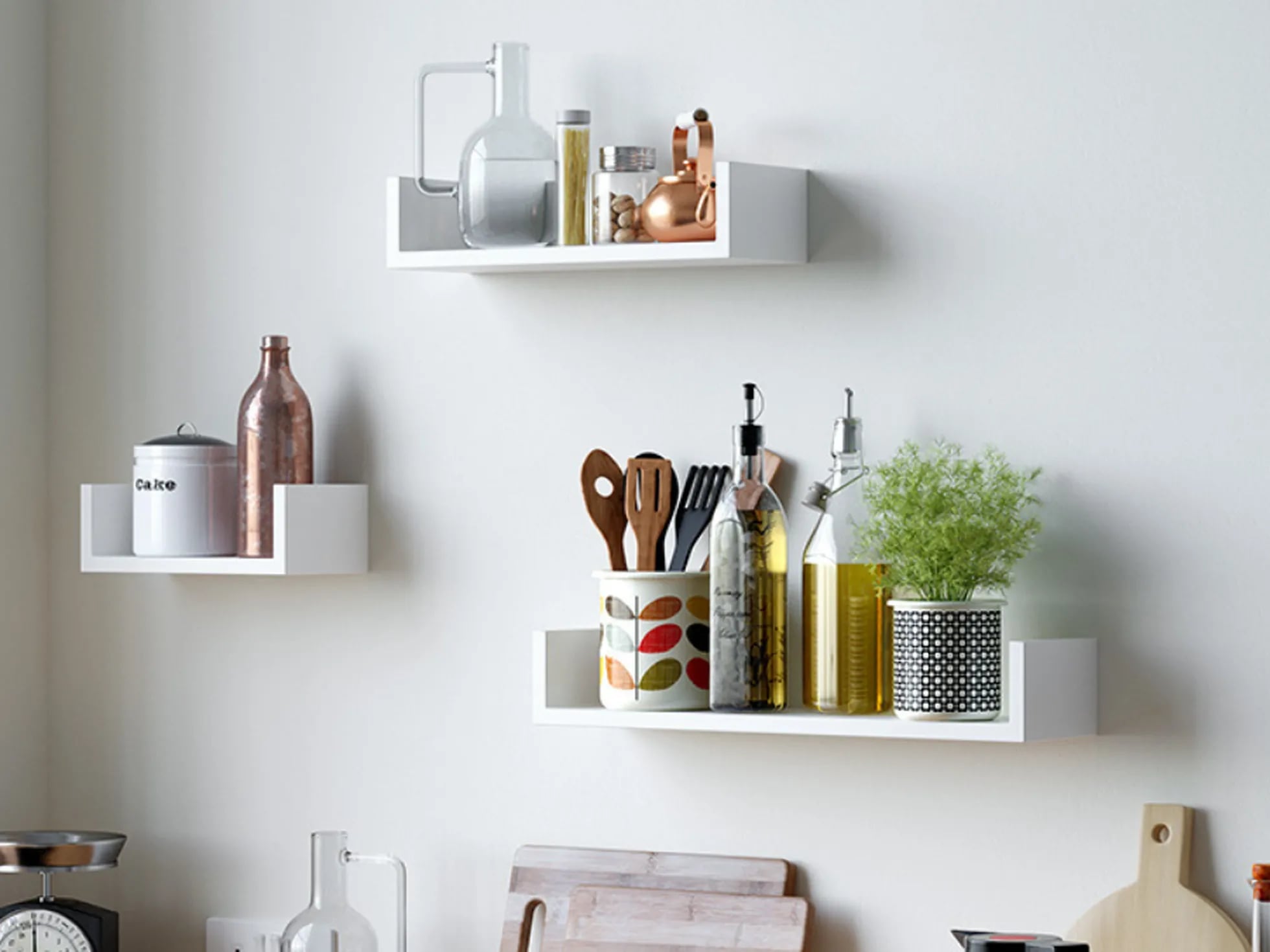 Estantes de pared para la cocina: prácticos y decorativos