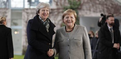 Angela Merkel saluda a Theresa May en Berlín, el 11 de diciembre.