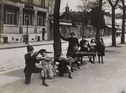 Fotografía facilitada por la Biblioteca Histórica de la Villa de París (BHVP) bajo el título "Edgar Quinet Boulevard. Los niños sólo saben de juegos de guerra. Son futuros soldados esperando al enemigo" tomada en el mes de abril de 1915 por el fotógrafo francés Charles Lansiaux (1855-1939) en París (Francia) durante la Primera Guerra Mundial.