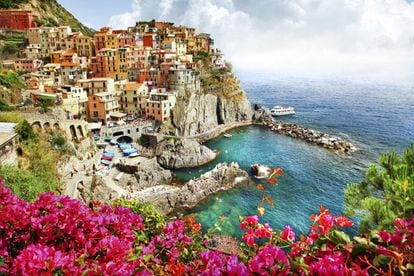 Monterosso al Mare, Vernazza, Corniglia, Manarola y Riomaggiore son probablemente cinco de los pueblos más famosos de Italia. Un entorno de cinco pequeñas localidades que conforman el parque natural de Cinque Terre, al norte del país, cuyos 4.000 habitantes ven alterada su vida en temporada alta con la llegada masiva de visitantes, con cifras que han alcanzado los 2,5 millones de turistas al año. Con el objetivo de proteger el territorio, el año pasado se anunció que se están estudiando medidas para tratar de controlar el número de turistas. Por lo pronto, este año se ha puesto en marcha una aplicación en la que se puede comprar la Cinque Terre Card y que indica en tiempo real los senderos que están más transitados para desviar a los transeúntes hacía los que están menos copados. En un futuro, la ‘app’ prevé crear una lista de espera virtual para los cuatro senderos, aunque por ahora las autoridades no han limitado el número de visitantes. Más información: <a href="http://www.parconazionale5terre.it/Eindex.php" target="_blank">www.parconazionale5terre.it</a>