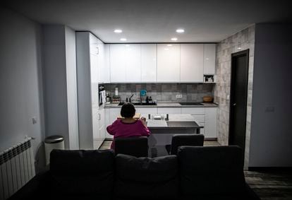 Una mujer que vive sola, el pasado junio en su domicilio en la localidad madrileña de Torrejón de Ardoz.